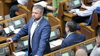«Битва за землю» — в Верховной Раде «Свободовцы» подрались со «Слугами народа», нардеп госпитализирован с сотрясением (ВИДЕО)