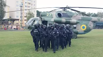 Из-за угрозы провокаций из Киева в Коростень на вертолёте прилетел отряд спецназа «ТОР» (ФОТО / ВИДЕО)