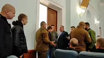 Конфликт на сессии Житомирского горсовета: драка и «подарок» для Пучича за хорошие дороги (ФОТО / ВИДЕО)