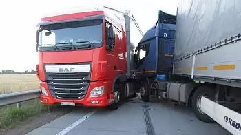 Тройное ДТП на трассе Киев - Ковель, вблизи Коростеня — фура Iveco сбила велосипедистку и столкнулась с грузовиком DAF (ФОТО)