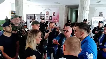 «Закрытая сессия» — на сессию Житомирского облсовета не пускают Олега Малиновского и других активистов (ФОТО / ВИДЕО)