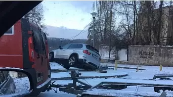 Ночная гонка BMW X5 закончилась у парапета в парке Гагарина: ФОТО