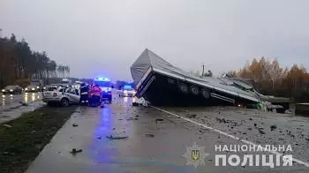 На объездной под Житомиром Skoda Fabia на полном ходу влетела в грузовик — погибли трое людей (ВИДЕО) / ОБНОВЛЕНО