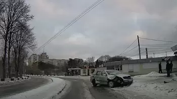ДТП на Маликова в Житомире: Водитель Skoda не справился с управлением и въехал в киоск