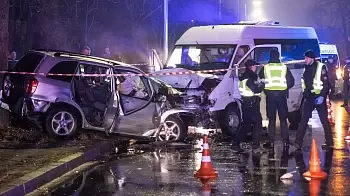 В Киеве лоб в лоб столкнулись маршрутка и Toyota — двое людей погибли, 8 ранены (ФОТО / ВИДЕО)