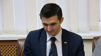 Активисты засыпали песком кабинет заммэра Житомира Дмитрия Ткачука: ВИДЕО