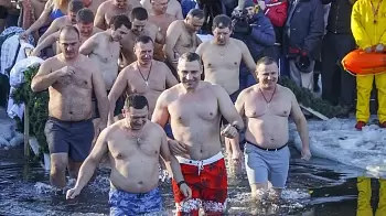 Сбылась мечта кивлян - Виталий купается в холодной воде: Крещение в Киеве