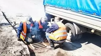 На Киевском шоссе в Житомире автомобиль "Укрпочты" провалился в люк: на дорогу вылилось полтонны топлива (ФОТО)