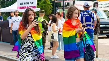 «Не раздражайте мои глаза!» — в Житомире активисты довели до слёз девочек - подростков из-за флага ЛГБТ (ВИДЕО)