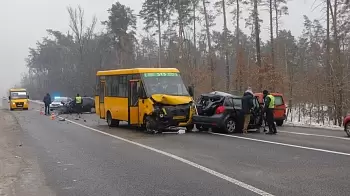 Масштабное ДТП под Киевом: столкнулись Mitsubishi, Kia и маршрутка (ФОТО, ВИДЕО)