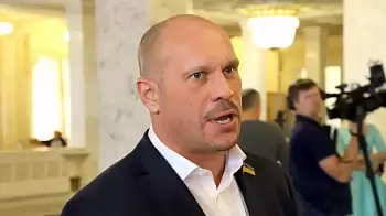 «Ты что, придурок, бл#ть?  Я тебе сейчас голову отрежу, с*ка!», — нардеп Илья Кива пообщался с украинцами у стен Верховной Рады (ВИДЕО)
