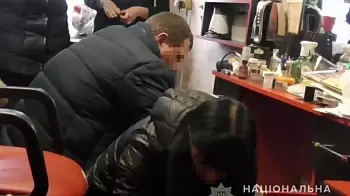 Парикмахер, продававшая наркотики на рабочем месте, задержана полицией