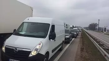 Из-за долгов по зарплате дорожники перекрыли трассу Киев - Чоп: образовалась многокилометровая пробка (ОБНОВЛЕНО)