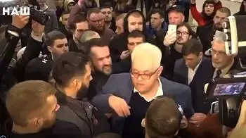 «Сепар!» — в Киеве националисты сорвали презентацию платформы примирения, вытолкнув Сергея Сивохо и уронив его на пол (ФОТО / ВИДЕО) 