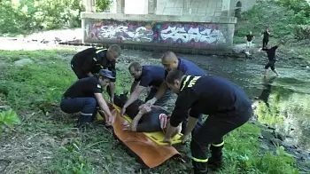 «Поднял руки вверх и упал» — в Житомире мужчина сорвался с Чудновского моста (ФОТО)