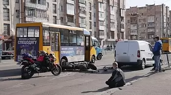 Маршрутка сбила скутериста у ТЦ «Ярмарок» в Житомире (ФОТО / ВИДЕО)