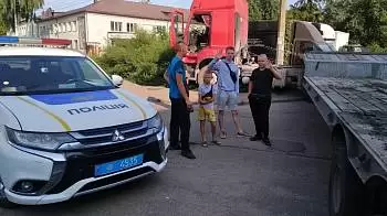 В Житомире 13-летний подросток за рулём тягача въехал в забор (ФОТО / ВИДЕО)