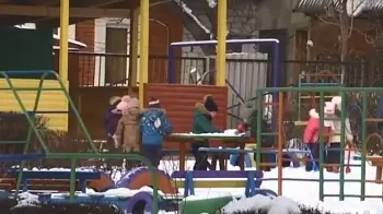 В Житомире молодая воспитательница детского сада снимала с детей золотые украшения: ДЕТАЛИ