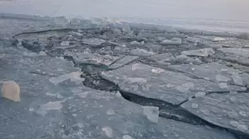 На озере в Киеве двое детей провалились под лёд: ВИДЕО