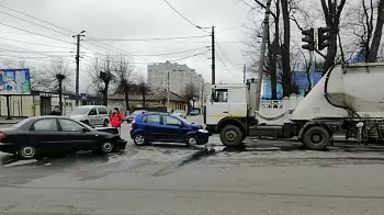Тройное ДТП в Житомире: столкнулись 2 легковушки и грузовик МАЗ — травмирован пассажир (ФОТО / ВИДЕО)