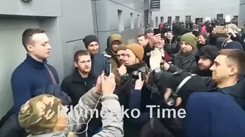 «Облили мочой и избили ногами», — на суде по делу об убийстве Шеремета активисты напали на журналистов Шарий.net (ВИДЕО)