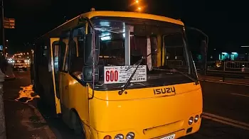 В Киеве Hyundai влетел в автобус с пассажирами и загорелся (ФОТО)