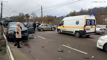 ДТП на Чудновском мосту в Житомире: пострадал водитель одного из автомобилей (ФОТО, ВИДЕО)