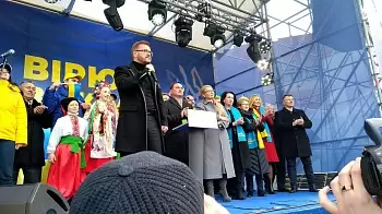 Митинг Тимошенко в Житомире: плакаты, яйца и полиция (ВИДЕО)
