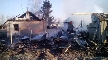 В Житомирской области "хозяин", спаливая сорняки в огороде, едва не сжег собственный дом (ФОТО)