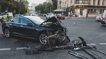 В центре Киева Tesla столкнулся с Range Rover — джип влетел в толпу, ранены 4 человека (ФОТО / ВИДЕО)