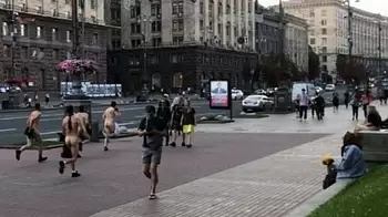 Группа голых мужчин в галстуках пробежалась по центру Киева (ВИДЕО) 