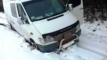 Микроавтобус и грузовик застряли в снежных заносах: на помощь пришли спасатели (ФОТО)