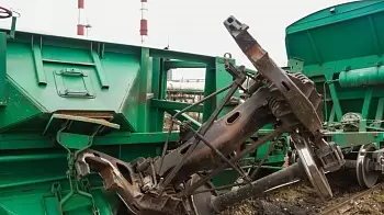 В Киеве с рельсов сошёл поезд: вагоны разбросаны вдоль путей (ФОТО + ВИДЕО)