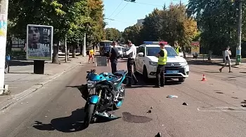 В центре Житомира столкнулись Honda и мотоцикл — мотоциклист госпитализирован в тяжёлом состоянии (ФОТО)