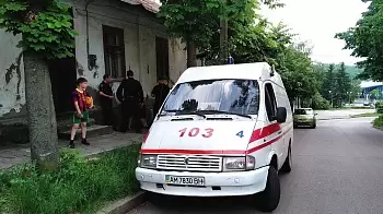 В центре Житомира неизвестный ворвался в дом к двум пенсионерам, порезал их ножом и ограбил (ФОТО)