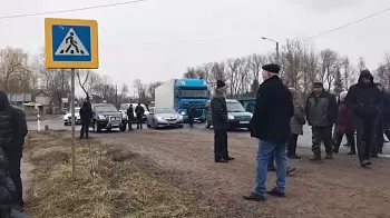 "Мусорный протест": селяне перекрыли трассу Житомир - Могилев-Подольский