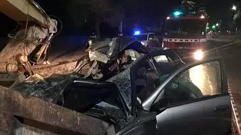 В ночь на 15 сентября в Житомире Nissan Almera на полном ходу влетел в оставленный на дороге экскаватор (ФОТО)