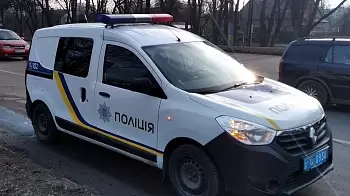 «Мокрый побег» — в Житомире водитель «Таврии», убегая от полицейских, съехал в реку (ФОТО)