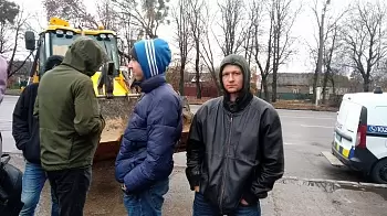 «Своим всё, чужим — закон»: компания UPG незаконно строит АЗС в Житомире, более 100 титушек угрожают местным жителям, выступающим против (ВИДЕО)