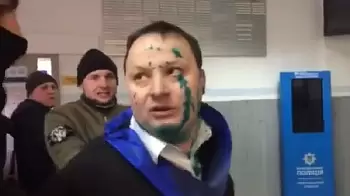 Активисты Корчинского облили депутата Кропачова зелёнкой на церемонии вручения дипломов (ВИДЕО)