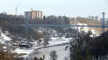 Нефтяные пятна на воде: в Тетерев сливают вредные стоки (ВИДЕО)