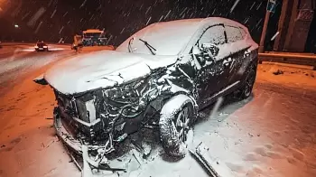 Под Киевом Mercedes Gelenvagen протаранил Hyunda — пострадала девушка