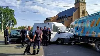 На Героев Пожарных в Житомире столкнулись грузовик с мороженым, микроавтобус и легковушка — травмирован водитель микроавтобуса (ФОТО)