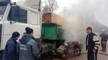 На одной из трасс Житомирской области в пути загорелась фура, перевозившая древесину: ФОТО