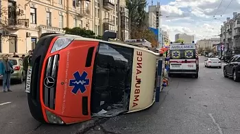В центре Киева перевернулась Скорая с пациентом (ФОТО)