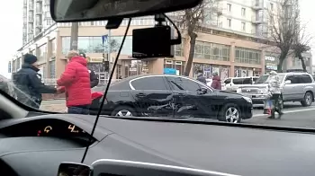 На перекрёстке Леси Украинки / Победы в Житомире столкнулись  BMW и PEUGEOT (ФОТО)