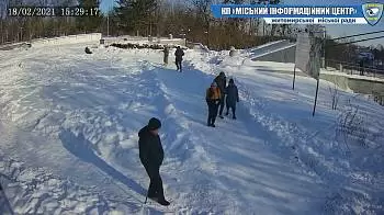 «Осторожно! Вандалы!», — в Житомире подростки обрисовали новую беседку в парке (фото / видео)