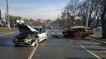 Столкновение ВАЗ и BMW: травмирован водитель ВАЗа и двое маленьких детей
