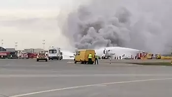 В Москве горит самолёт с пассажирами на борту (ВИДЕО)