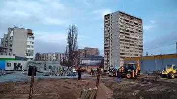 В Житомире жители перекрыли Проспект Независимости — «UPG» продолжает строить, на месте происходят столкновения (ВИДЕО)